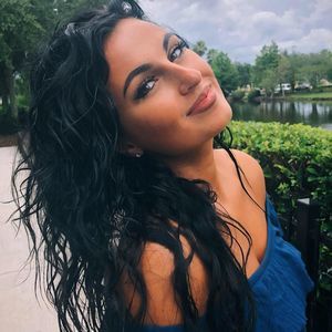 Meet your Posher, Olyvia